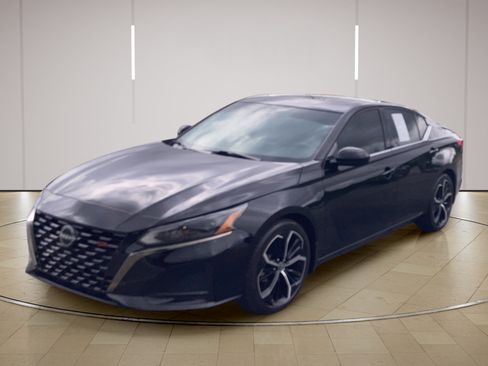 Used 2024 Nissan Altima 2.5 SR w/ SR Premium Package FWD image 3