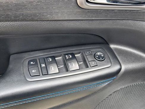 Used 2018 Jeep Grand Cherokee Laredo AWD/4WD image 9