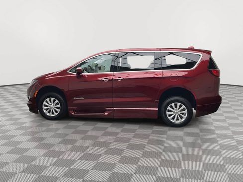 Used 2018 Chrysler Pacifica Touring Plus FWD image 32