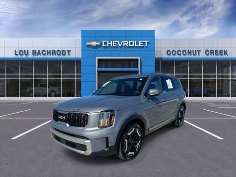 Used 2024 Kia Telluride EX w/ EX Captain's Chair Package image 4