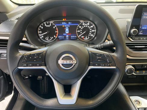Used 2025 Nissan Altima 2.5 SV FWD image 29