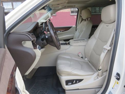Used 2015 Cadillac Escalade Luxury AWD/4WD image 10