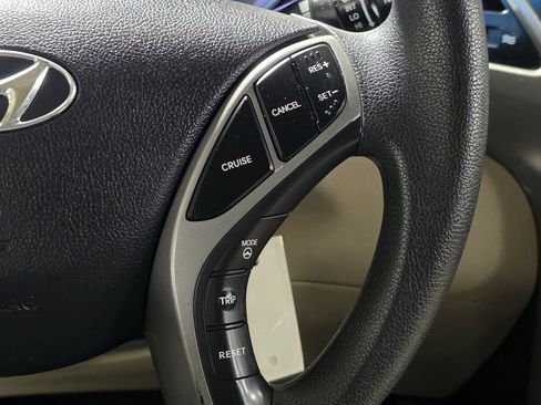 Used 2014 Hyundai Elantra SE FWD image 29