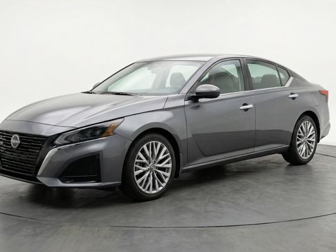 Used 2025 Nissan Altima 2.5 SV image 3