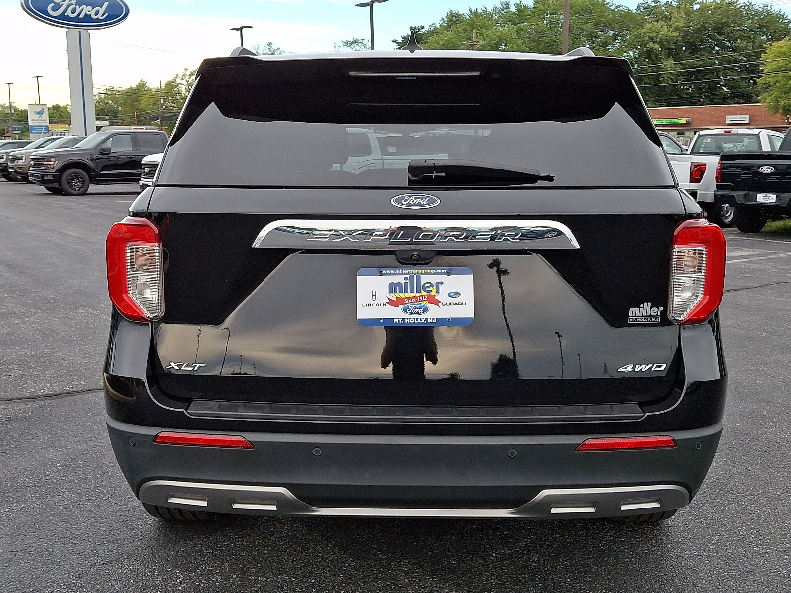 Certified 2022 Ford Explorer XLT w/ Equipment Group 202A AWD/4WD image 5