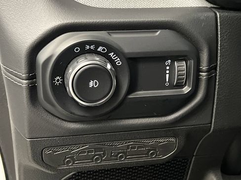 Used 2025 Jeep Wrangler Unlimited Sahara AWD/4WD image 41