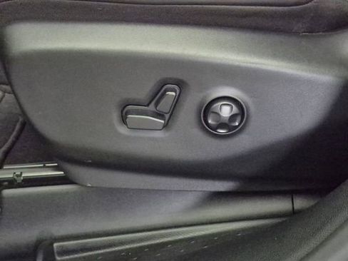 Used 2025 Chrysler Pacifica Limited image 15