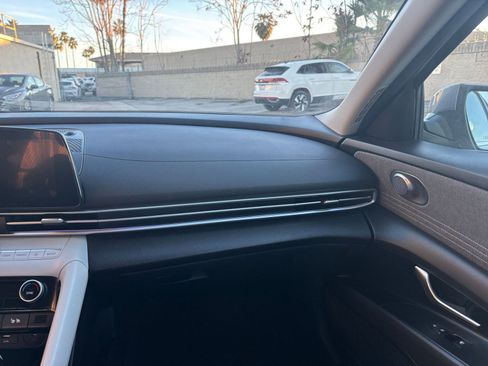 Used 2025 Hyundai Elantra Limited image 36