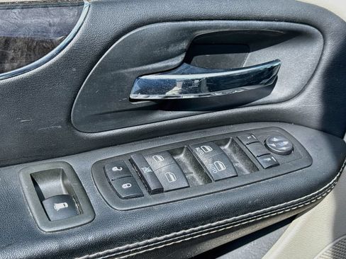 Used 2015 Chrysler Town & Country Touring FWD image 17