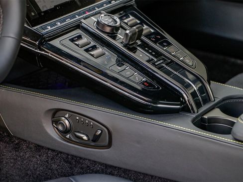 New 2025 Aston Martin V8 Vantage Coupe image 18