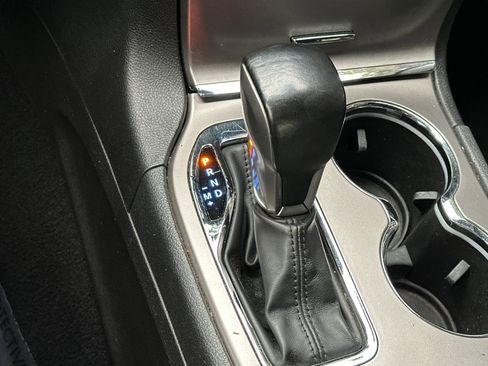 Used 2021 Jeep Grand Cherokee Laredo X image 25