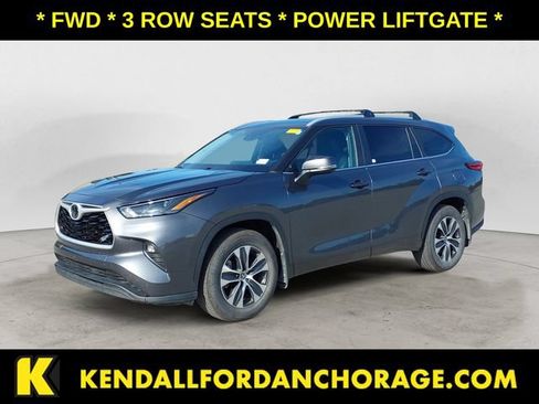 Used 2023 Toyota Highlander XLE FWD image 1