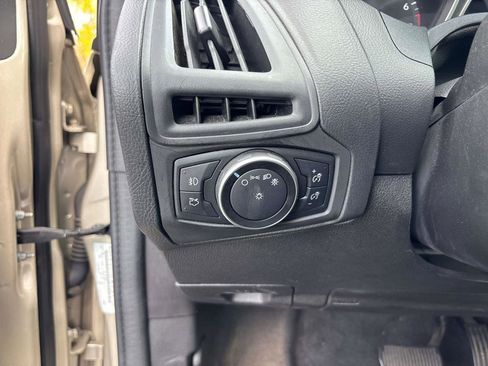 Used 2018 Ford Focus SE w/ SE Appearance Package image 15