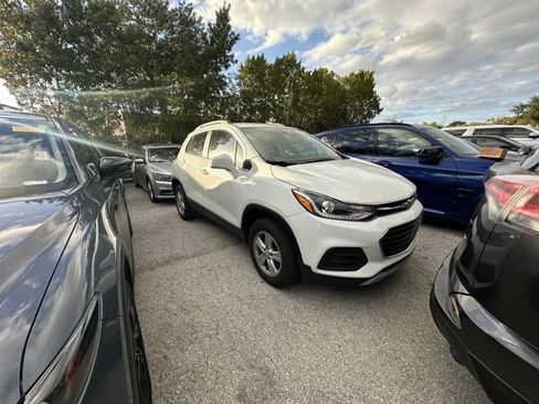 Used 2020 Chevrolet Trax LT w/ LT Convenience Package image 3