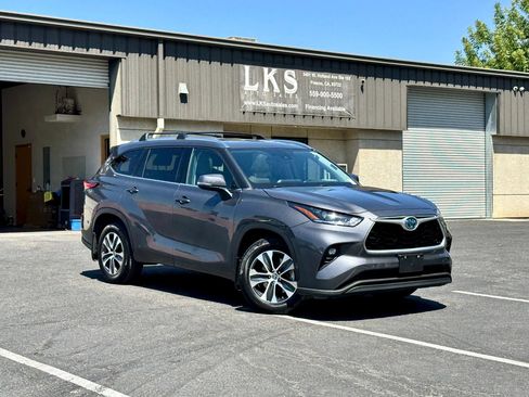 Used 2021 Toyota Highlander XLE AWD/4WD image 1