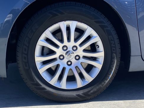 Certified 2017 Toyota Sienna XLE Premium image 8