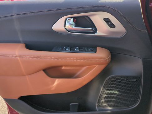 New 2026 Chrysler Pacifica Pinnacle image 13