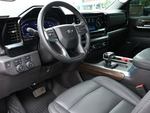 Used 2024 Chevrolet Silverado 1500 LT Trail Boss w/ Convenience Package II AWD/4WD image 3