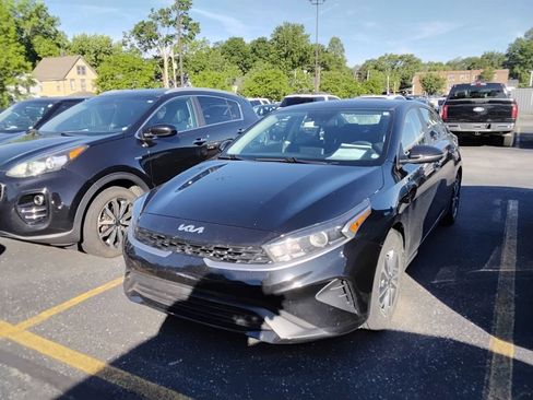 Used 2023 Kia Forte LXS w/ LXS Technology Package FWD image 3