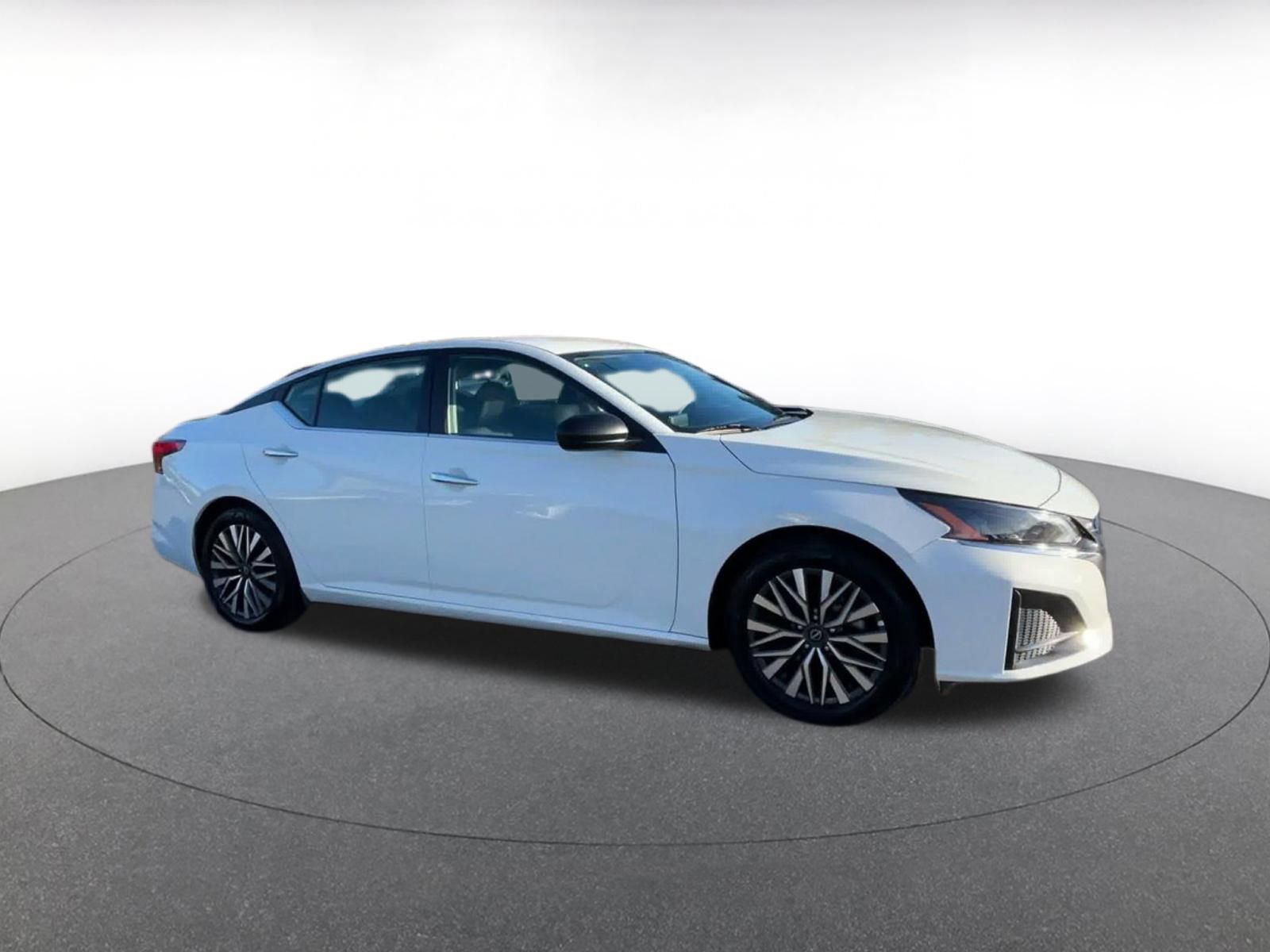 Used 2025 Nissan Altima 2.5 SV FWD image 2