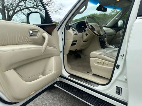 Used 2014 INFINITI QX80 4WD w/ Deluxe Touring Package image 9