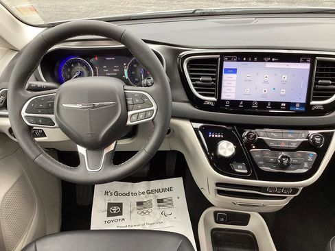 Used 2024 Chrysler Pacifica Touring-L image 18