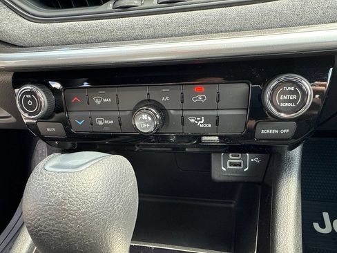 Used 2025 Jeep Compass Sport AWD/4WD image 31