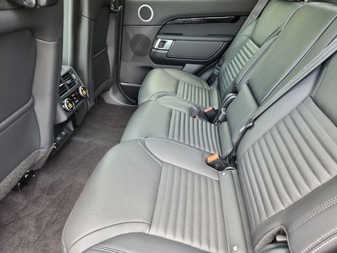 Used 2025 Land Rover Discovery S image 5