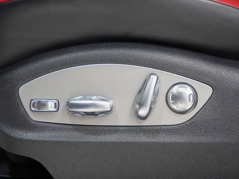 Used 2025 Porsche Macan image 24