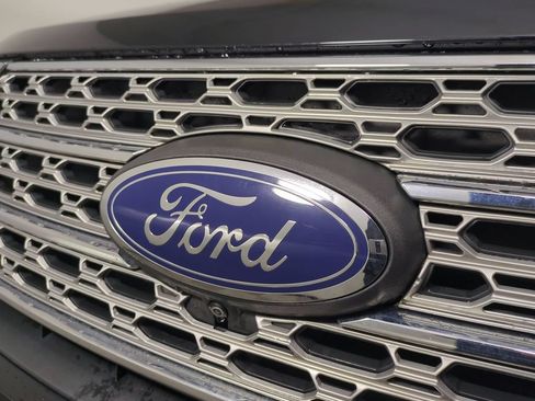 Used 2022 Ford Explorer Limited w/ Equipment Group 301A RWD image 12