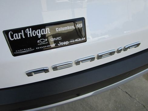 Used 2021 GMC Acadia SLE w/ Driver Convenience Package image 11