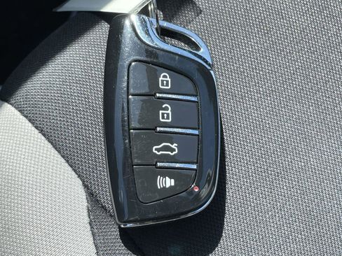 Used 2021 Nissan Versa SV FWD image 25