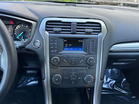Used 2017 Ford Fusion SE FWD image 16