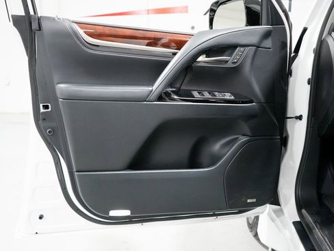 Used 2017 Lexus LX 570 4WD image 31