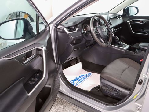 Used 2022 Toyota RAV4 XLE FWD image 3