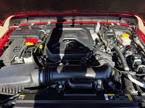 Used 2025 Jeep Wrangler Sahara image 31