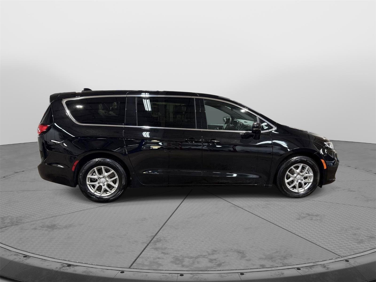 Used 2026 Chrysler Pacifica Select FWD image 14