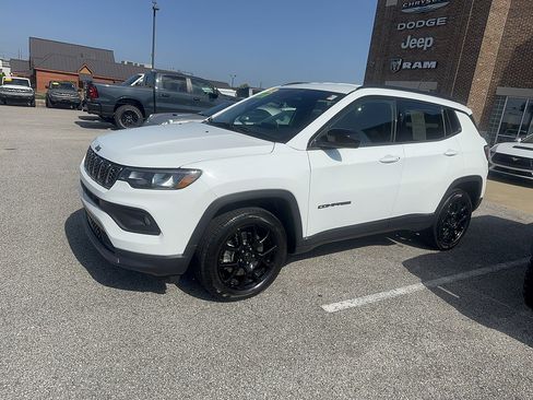 Used 2025 Jeep Compass Latitude w/ Altitude Special Edition AWD/4WD image 3