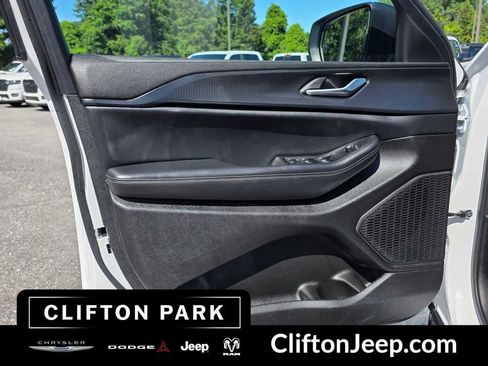 Used 2024 Jeep Grand Cherokee Laredo AWD/4WD image 9