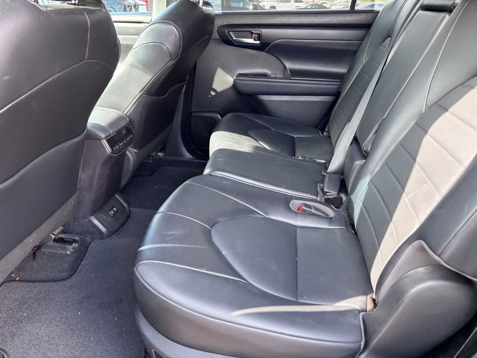 Used 2021 Toyota Highlander XLE FWD image 12