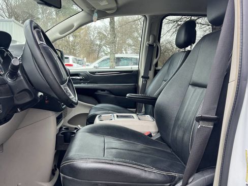 Used 2016 Chrysler Town & Country Touring image 5