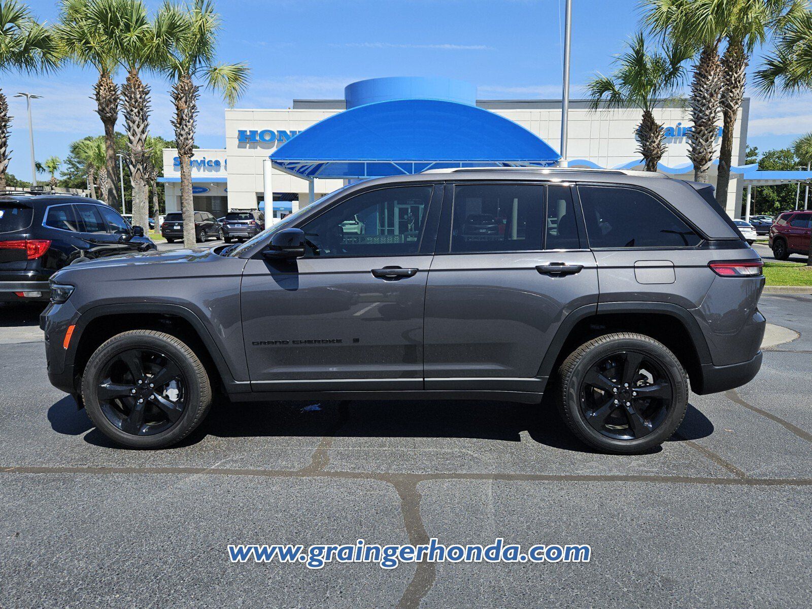 Used 2024 Jeep Grand Cherokee Limited w/ Black Appearance Package AWD/4WD image 2
