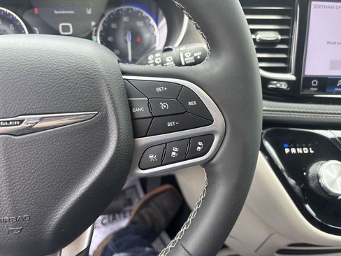 Used 2023 Chrysler Pacifica Touring-L AWD/4WD image 18