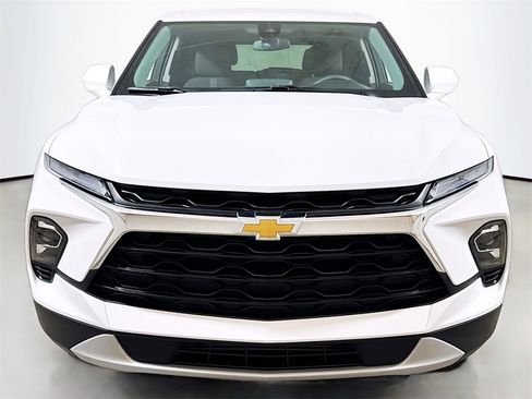 Used 2025 Chevrolet Blazer LT image 2