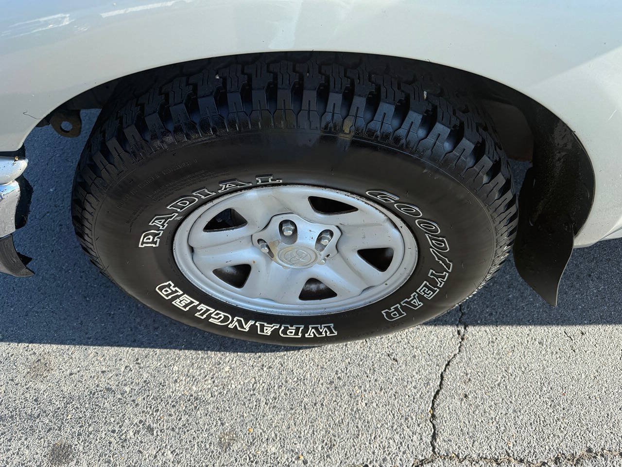 Used 2004 Toyota Tacoma 2WD Xtracab w/ SR5 Pkg image 9
