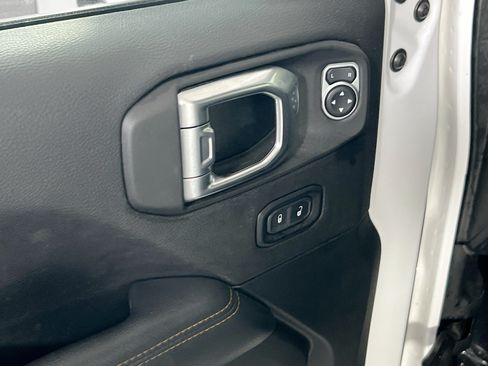 Used 2023 Jeep Gladiator Overland AWD/4WD image 18