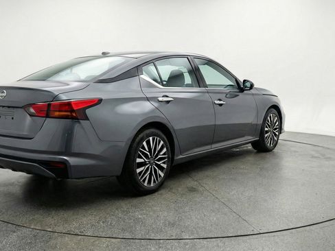 Used 2025 Nissan Altima 2.5 SV FWD image 9