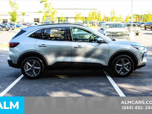 Used 2023 Ford Escape SE image 9