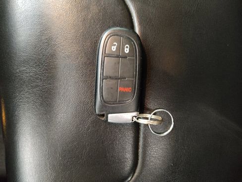 Used 2019 Jeep Cherokee Latitude Plus w/ Cold Weather Group AWD/4WD image 32