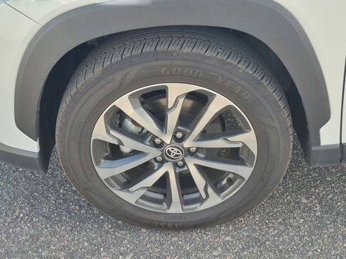 Used 2024 Toyota Corolla Cross XLE w/ Convenience Package image 18